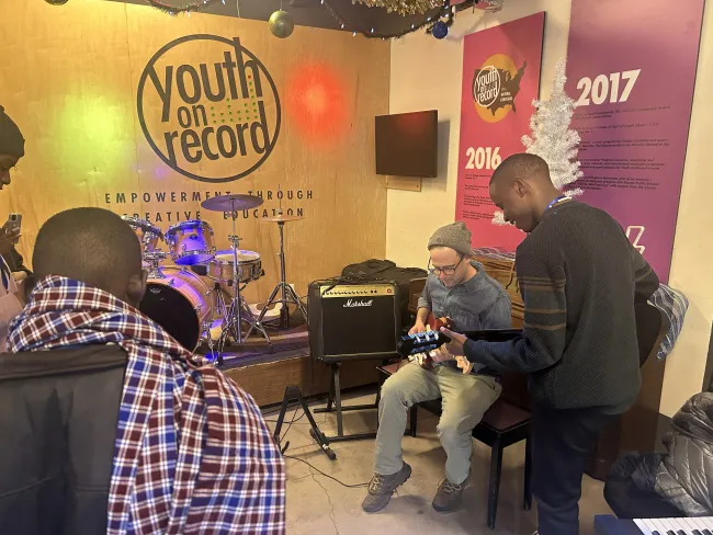 students learn guitar