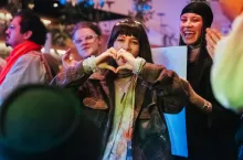 Claruin hace gestos con las manos en forma de corazón