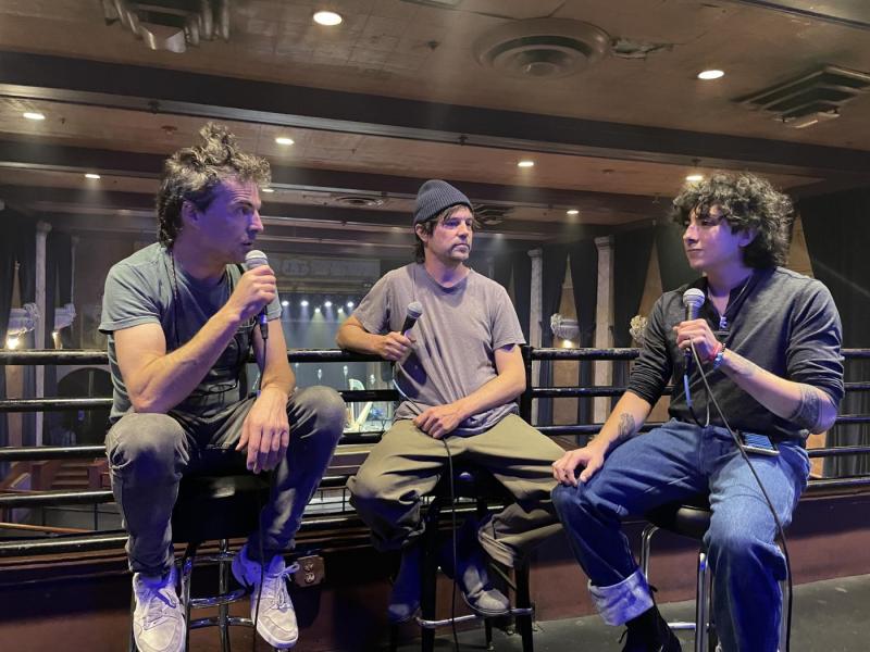 Carlos entrevista a los hermanos Barr.